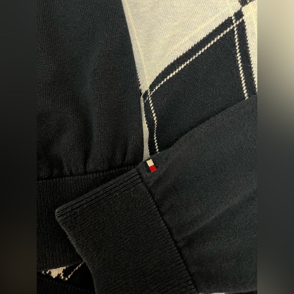 Men’s Tommy Hilfiger V neck sweater argyle design - Picture 4 of 4